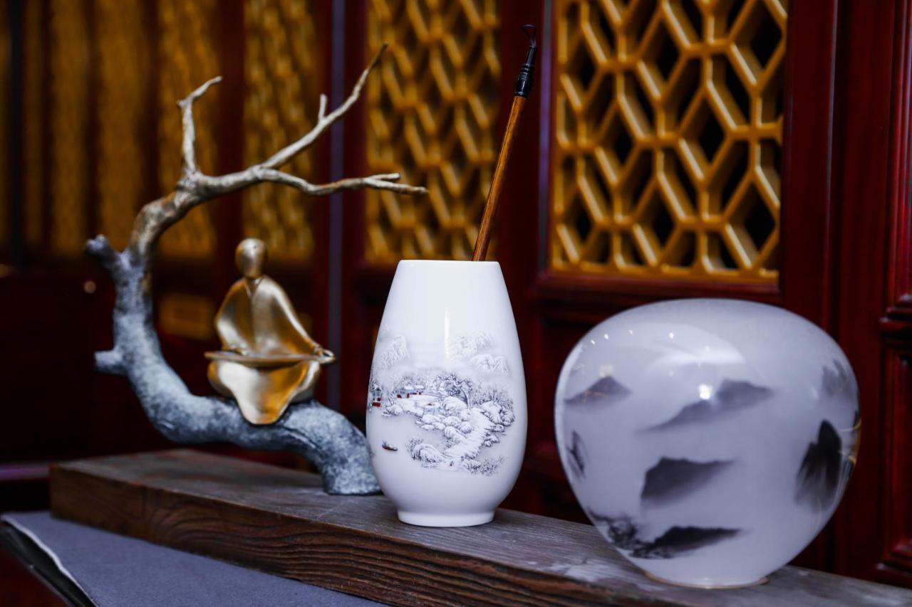 Beijing Palace Soluxe Hotel Astana Εξωτερικό φωτογραφία A porcelain vase