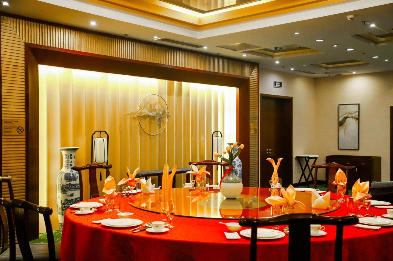Beijing Palace Soluxe Hotel Astana Εξωτερικό φωτογραφία A restaurant in Beijing