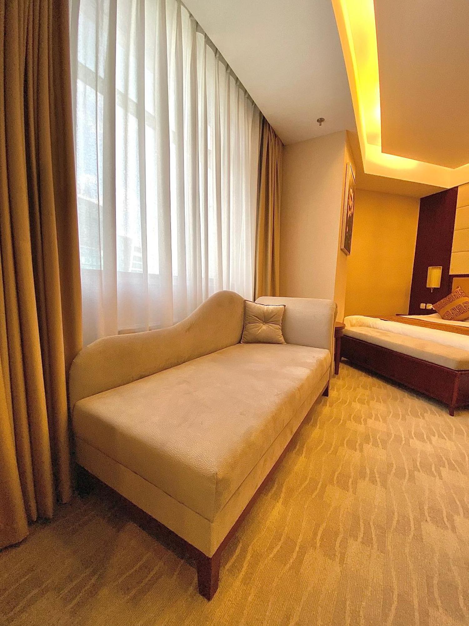 Beijing Palace Soluxe Hotel Astana Εξωτερικό φωτογραφία A sofa bed