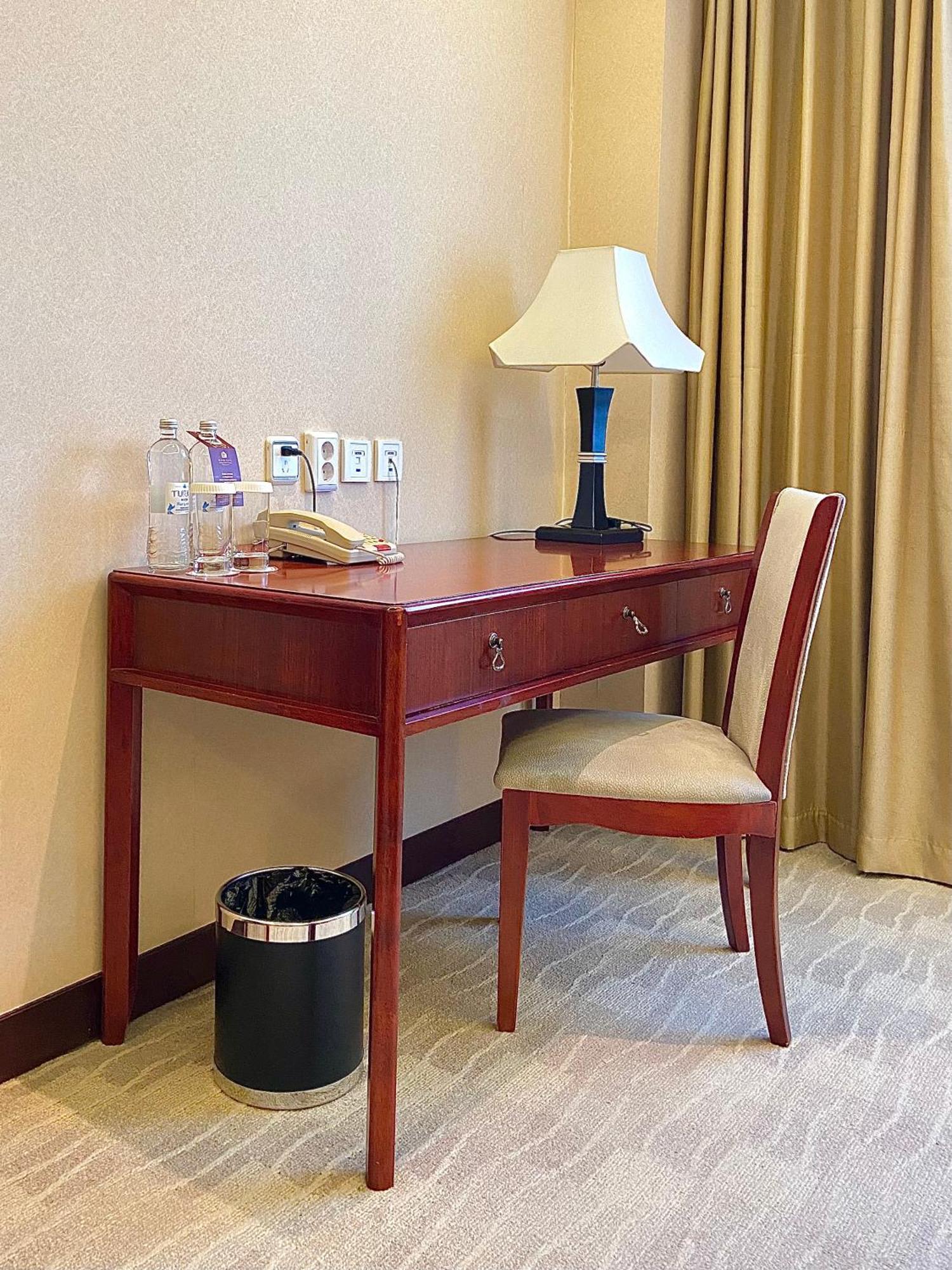 Beijing Palace Soluxe Hotel Astana Εξωτερικό φωτογραφία A writing desk in a hotel room