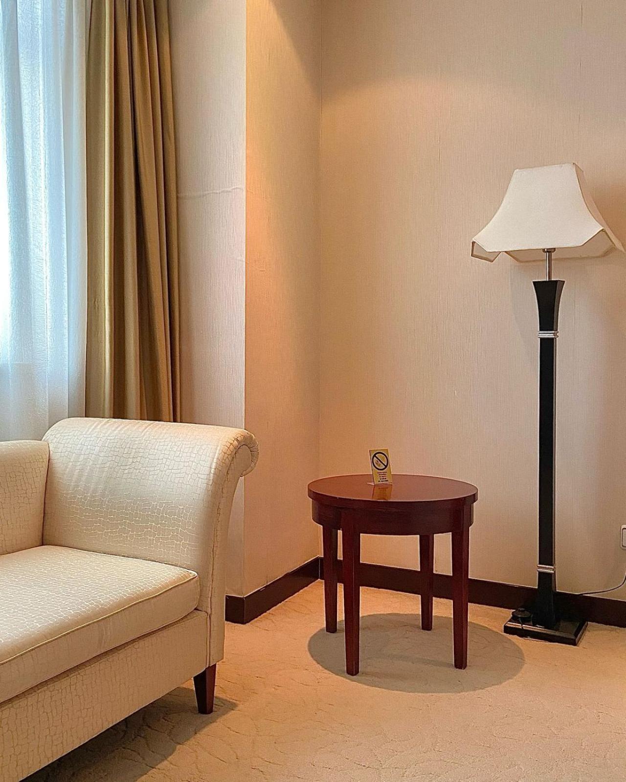 Beijing Palace Soluxe Hotel Astana Εξωτερικό φωτογραφία A floor lamp