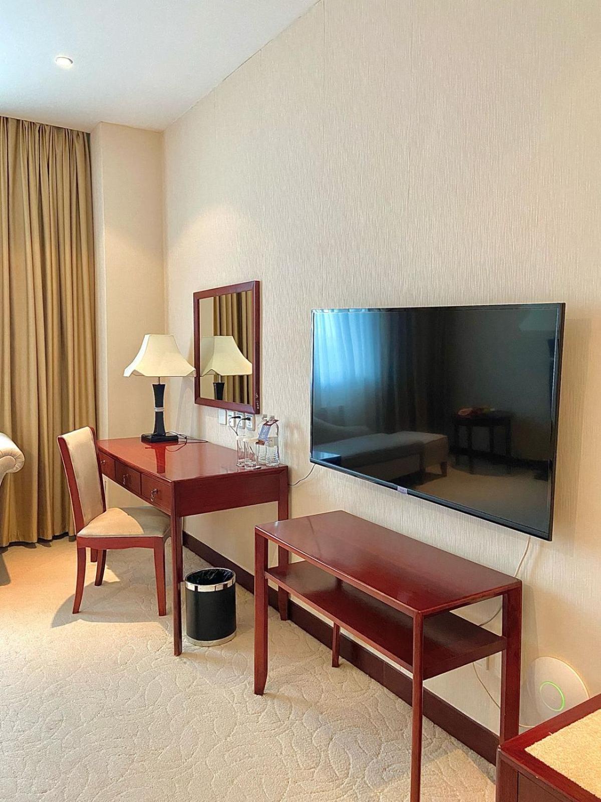 Beijing Palace Soluxe Hotel Astana Εξωτερικό φωτογραφία A television set in a hotel room