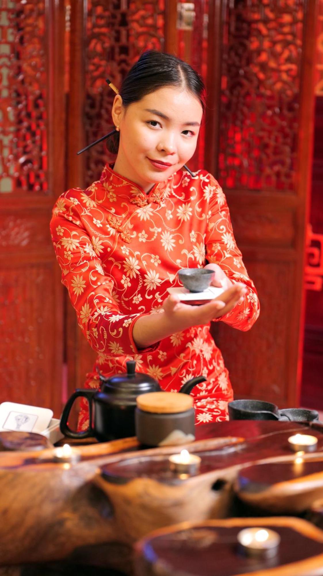 Beijing Palace Soluxe Hotel Astana Εξωτερικό φωτογραφία A woman wearing a qipao
