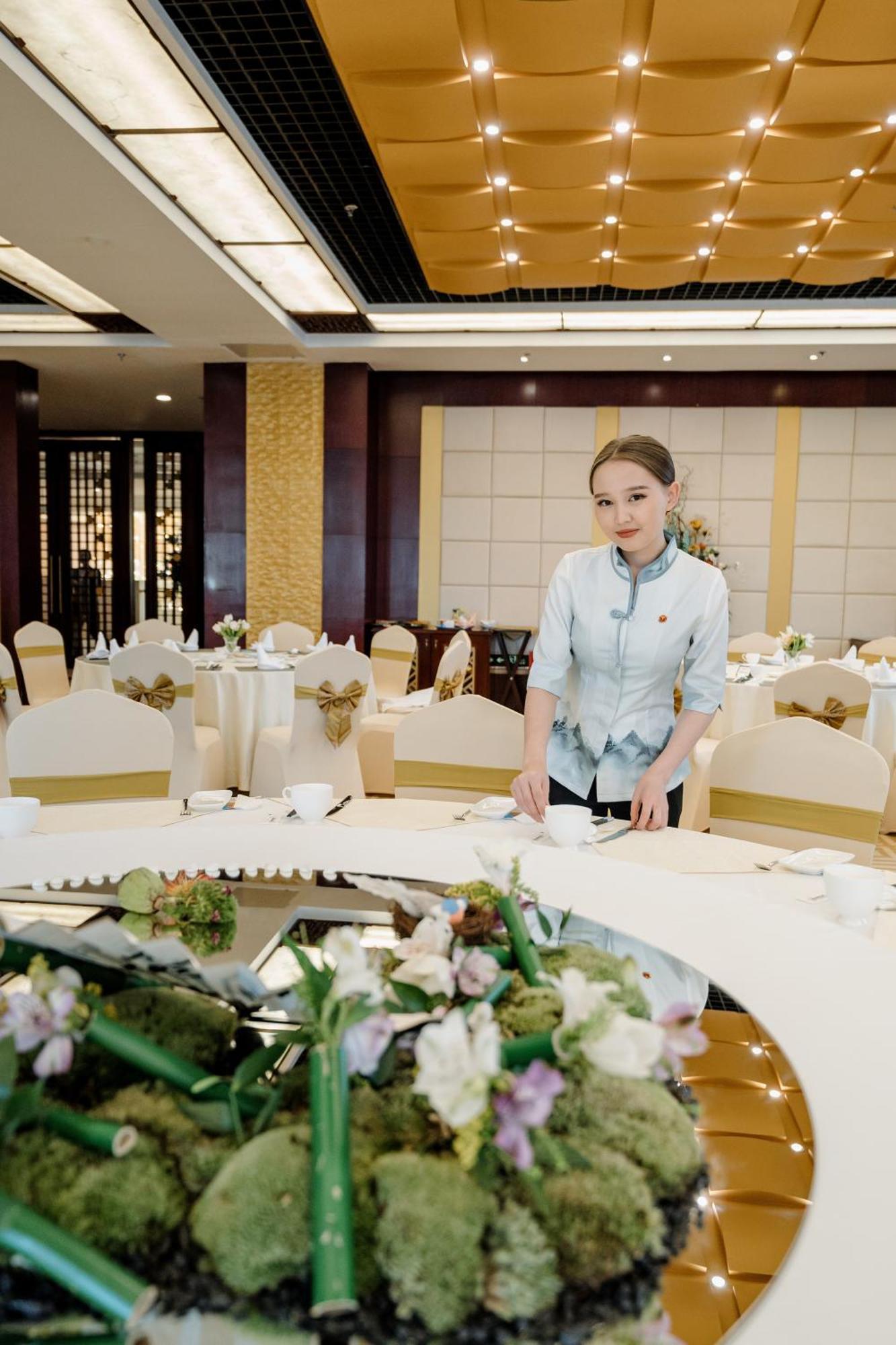 Beijing Palace Soluxe Hotel Astana Εξωτερικό φωτογραφία A restaurant hostess