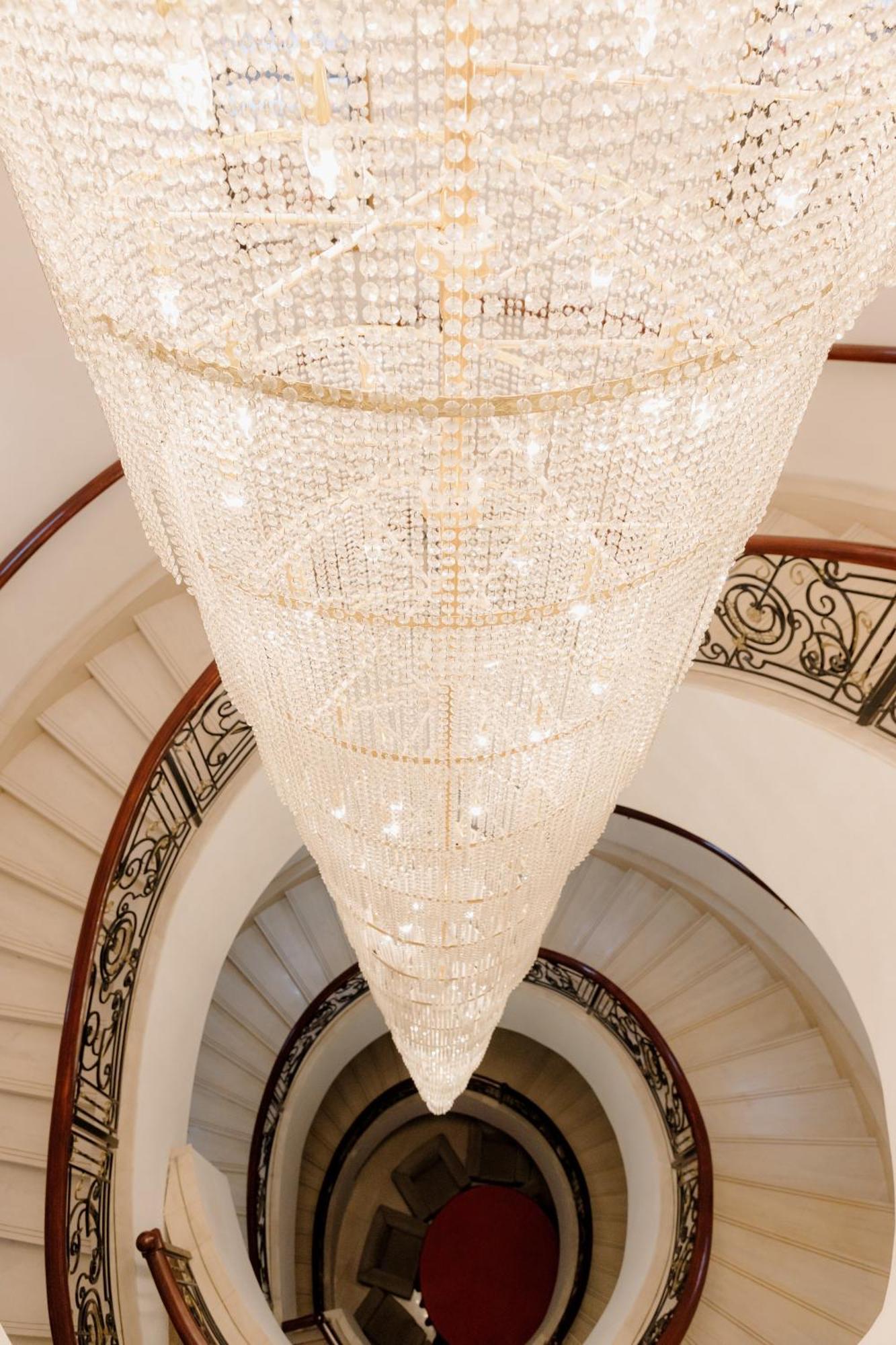 Beijing Palace Soluxe Hotel Astana Εξωτερικό φωτογραφία The staircase and chandelier