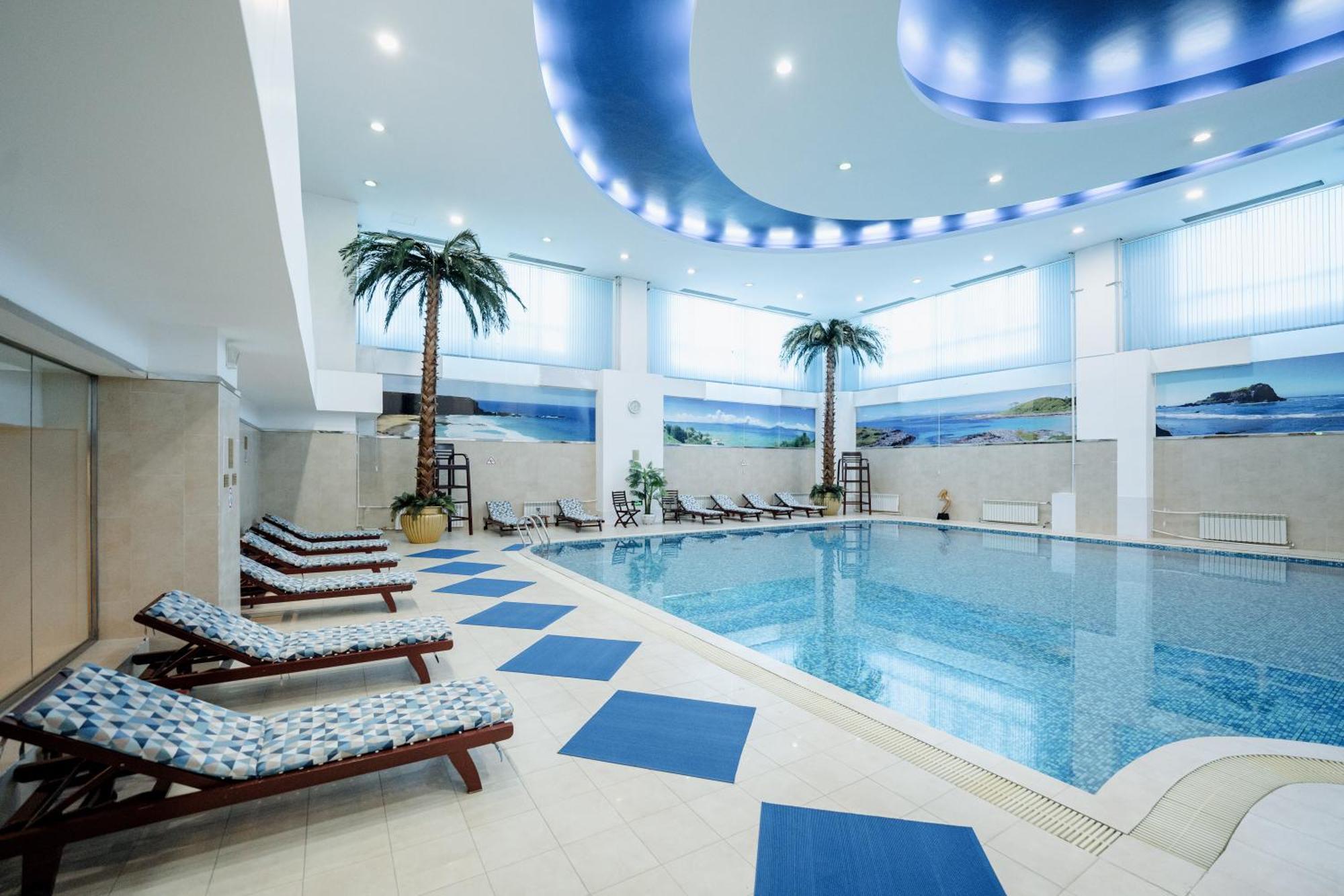 Beijing Palace Soluxe Hotel Astana Εξωτερικό φωτογραφία The swimming pool at the hotel
