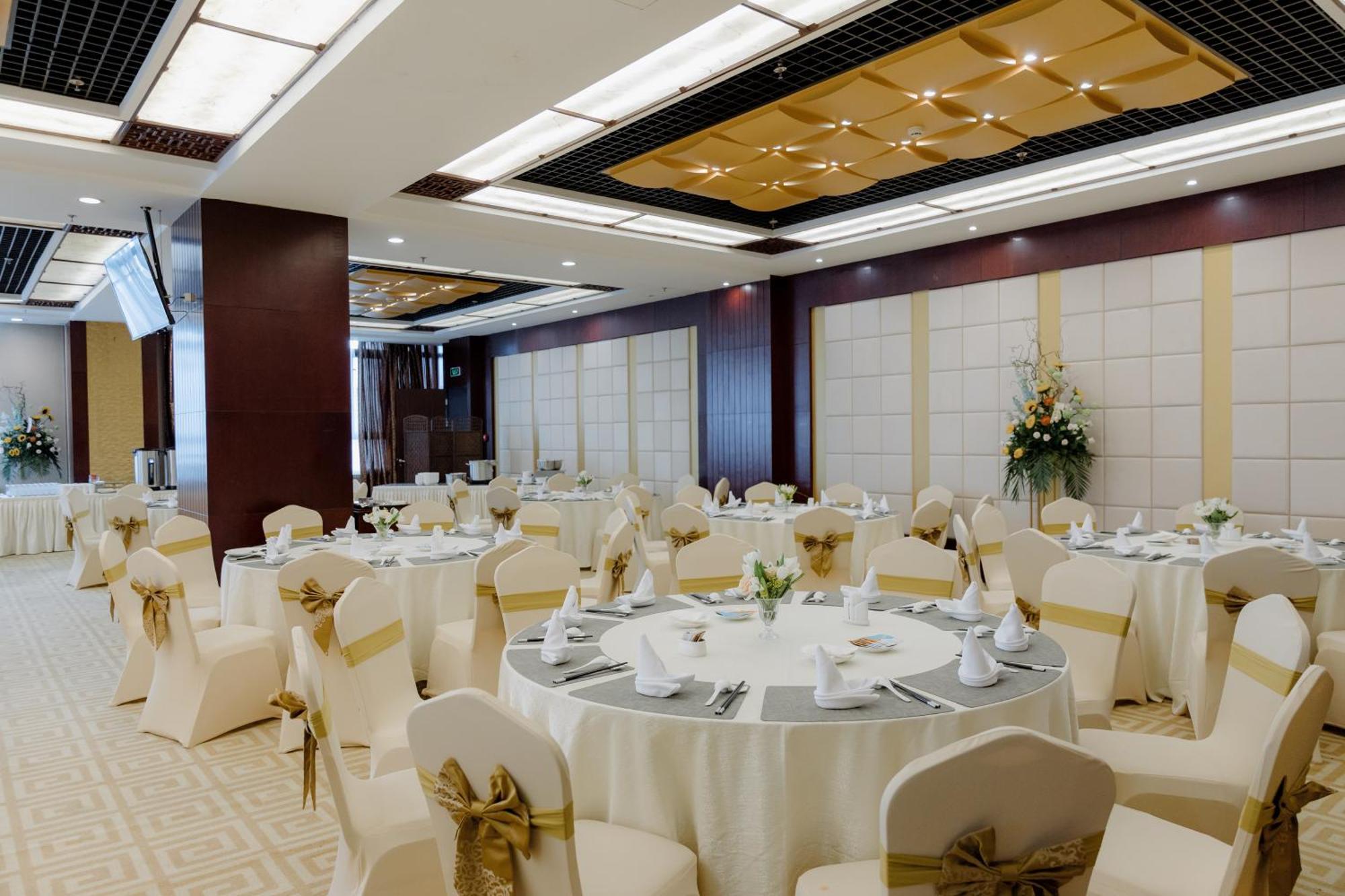 Beijing Palace Soluxe Hotel Astana Εξωτερικό φωτογραφία A banquet hall