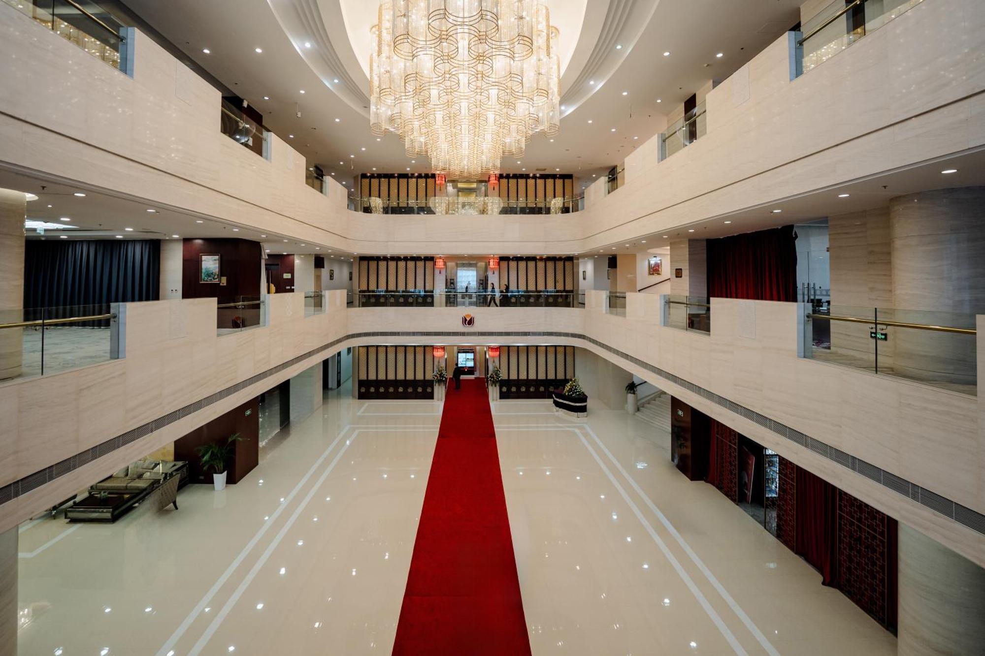 Beijing Palace Soluxe Hotel Astana Εξωτερικό φωτογραφία The lobby of the hotel