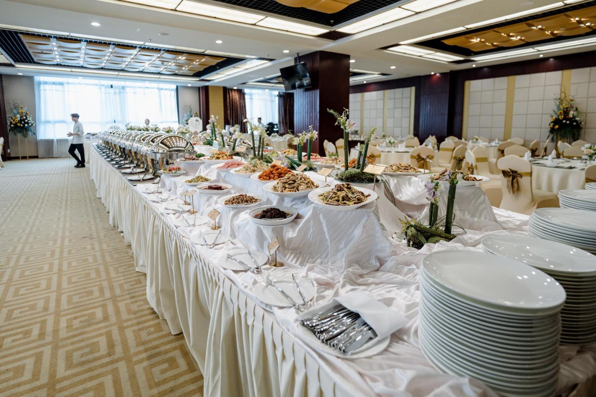 Beijing Palace Soluxe Hotel Astana Εξωτερικό φωτογραφία A buffet at a wedding reception