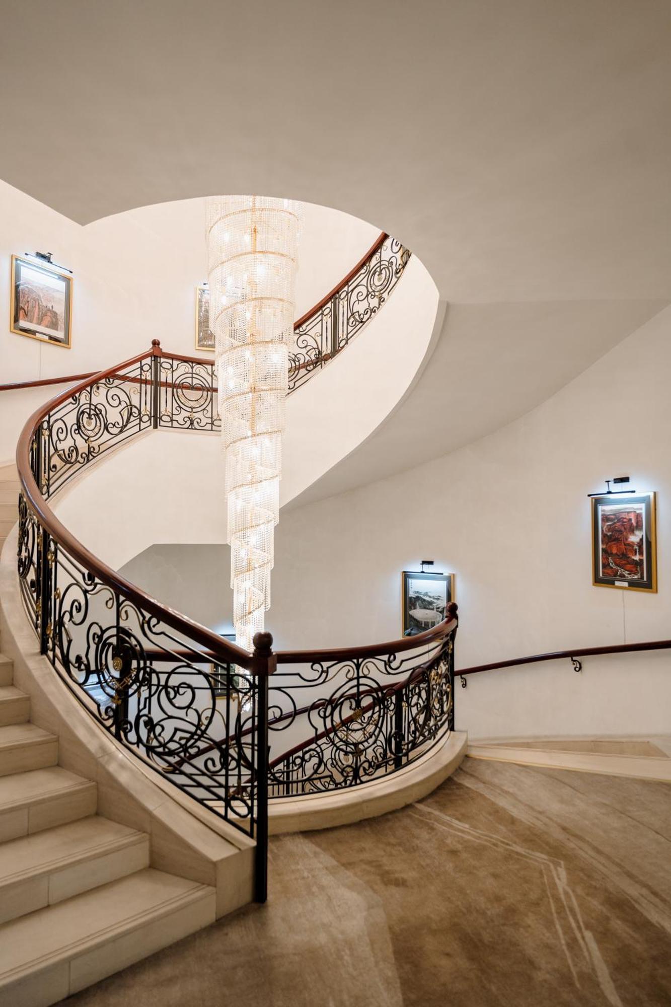 Beijing Palace Soluxe Hotel Astana Εξωτερικό φωτογραφία Staircase