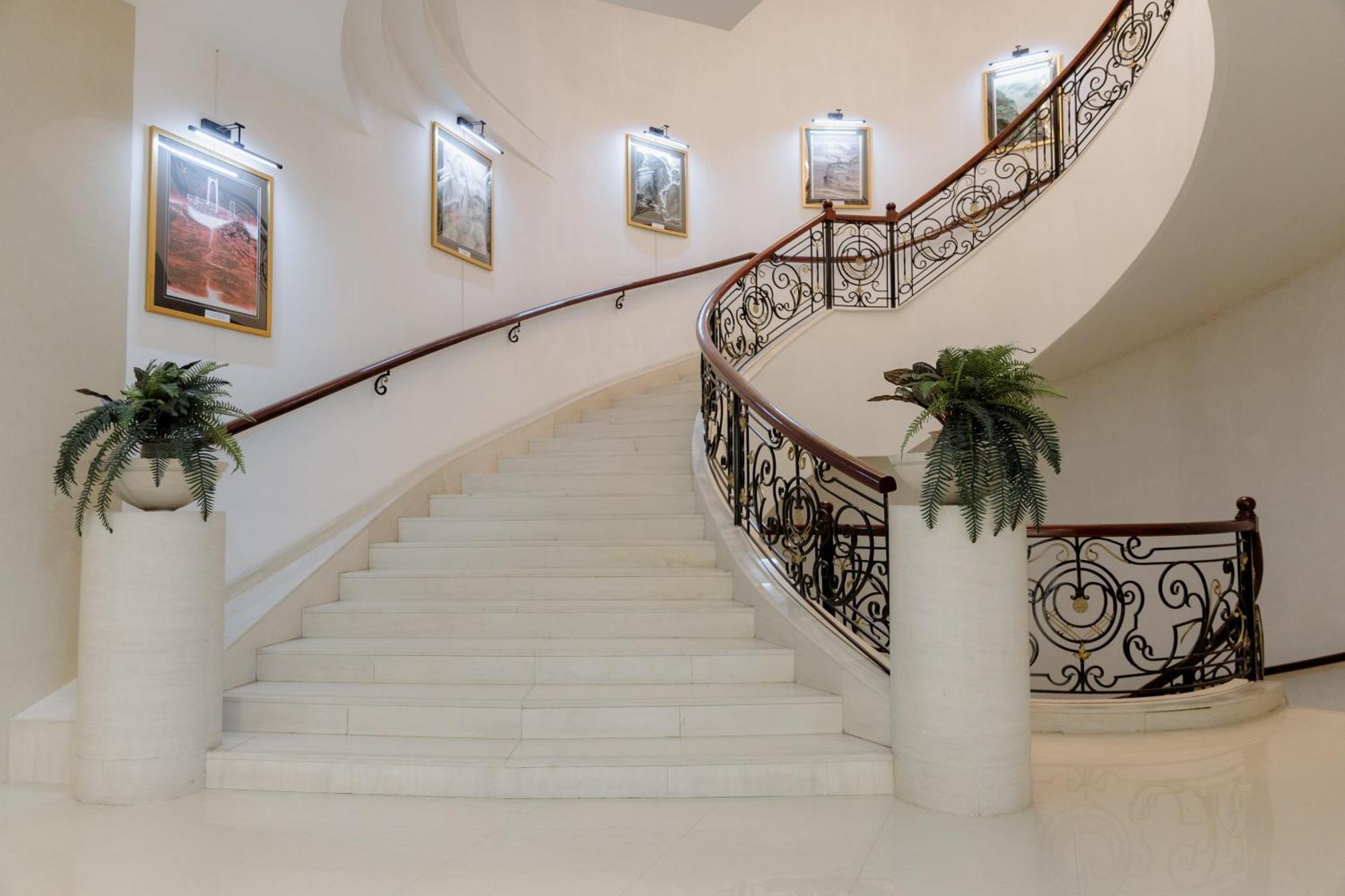 Beijing Palace Soluxe Hotel Astana Εξωτερικό φωτογραφία Staircase